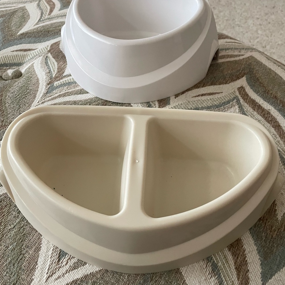 Dual Compartment Cream Pet Feeder